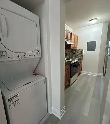 5th image of 218 Greenwood Ave #1A