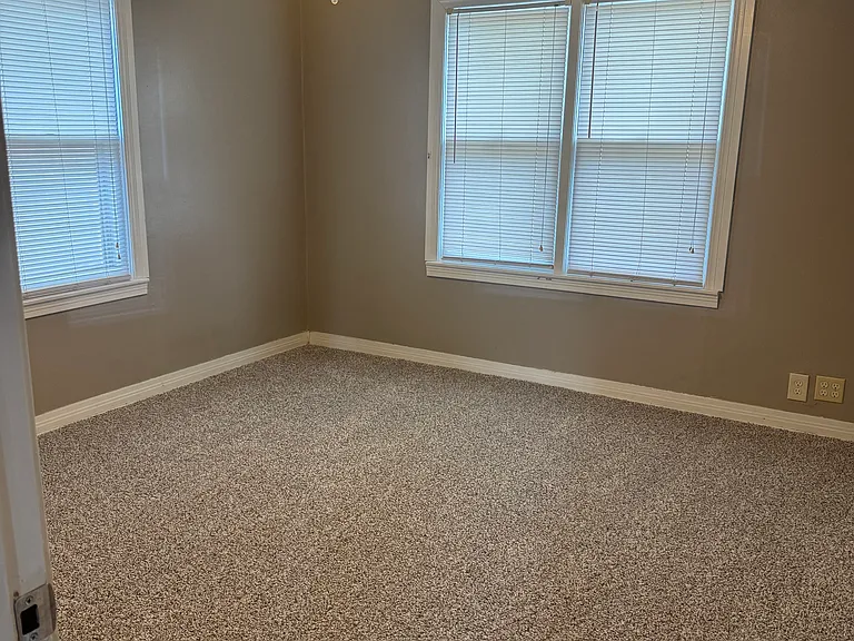 1208 E Hurd St — Photo 30