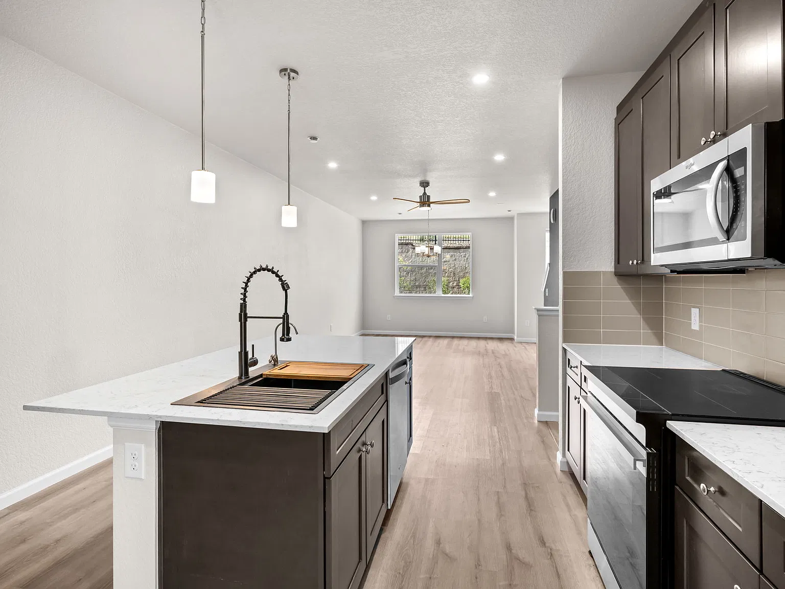 2 bed, 2.5 bath, 1302 sqft, $2,600 — Photo 2