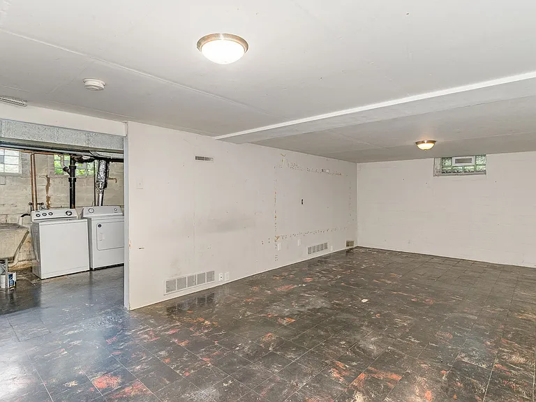 1270 Hubbard Ave — Photo 12