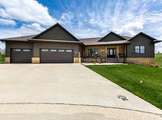 886 Amara Ct, Peosta, IA 52068