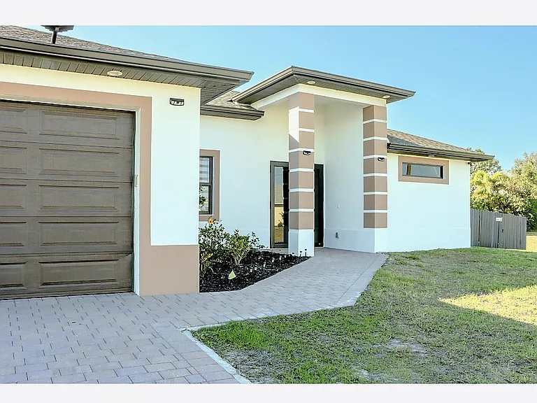 1140 NW 19th Ave — Photo 3