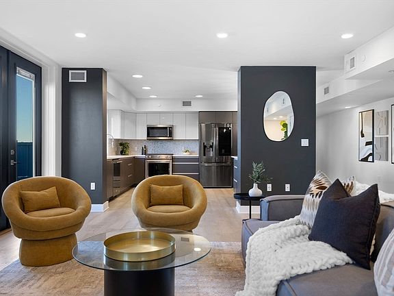 5th image of 85 Willow Ct #Penthouse 501