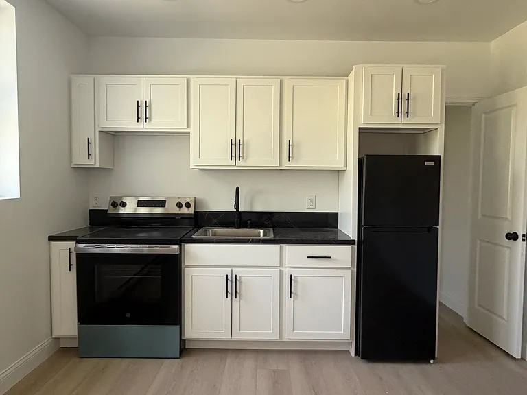 1140 Ashland St #A — Photo 7