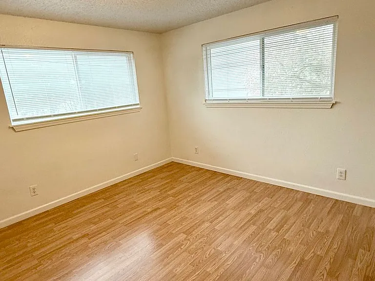 820 NE Riddell Rd — Photo 6