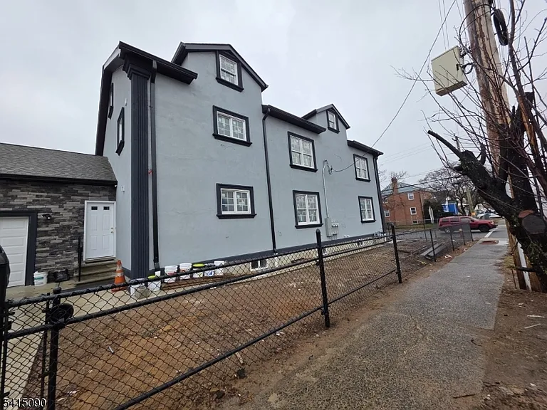 260 Trenton Ave — Photo 2