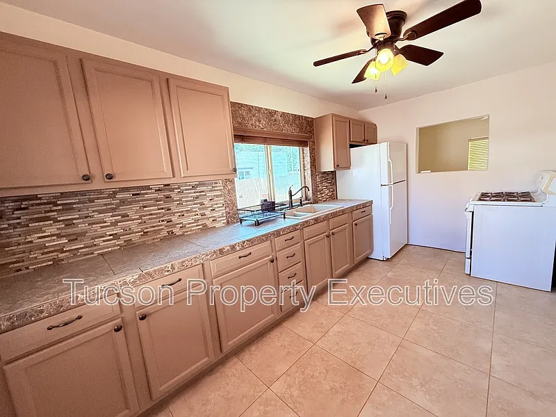 1 bed, 1.0 bath, 900 sqft, $1,300 — Photo 3