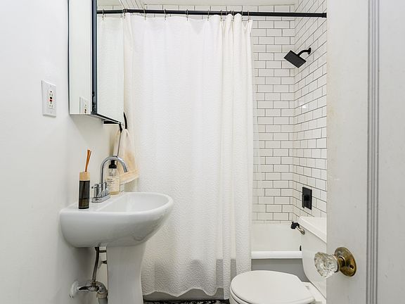4th image of 1402 Woodland Dr #2S