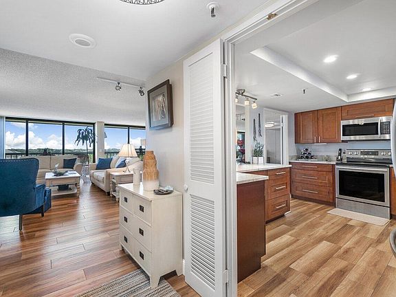 4th image of 2450 Presidential Way NE #807