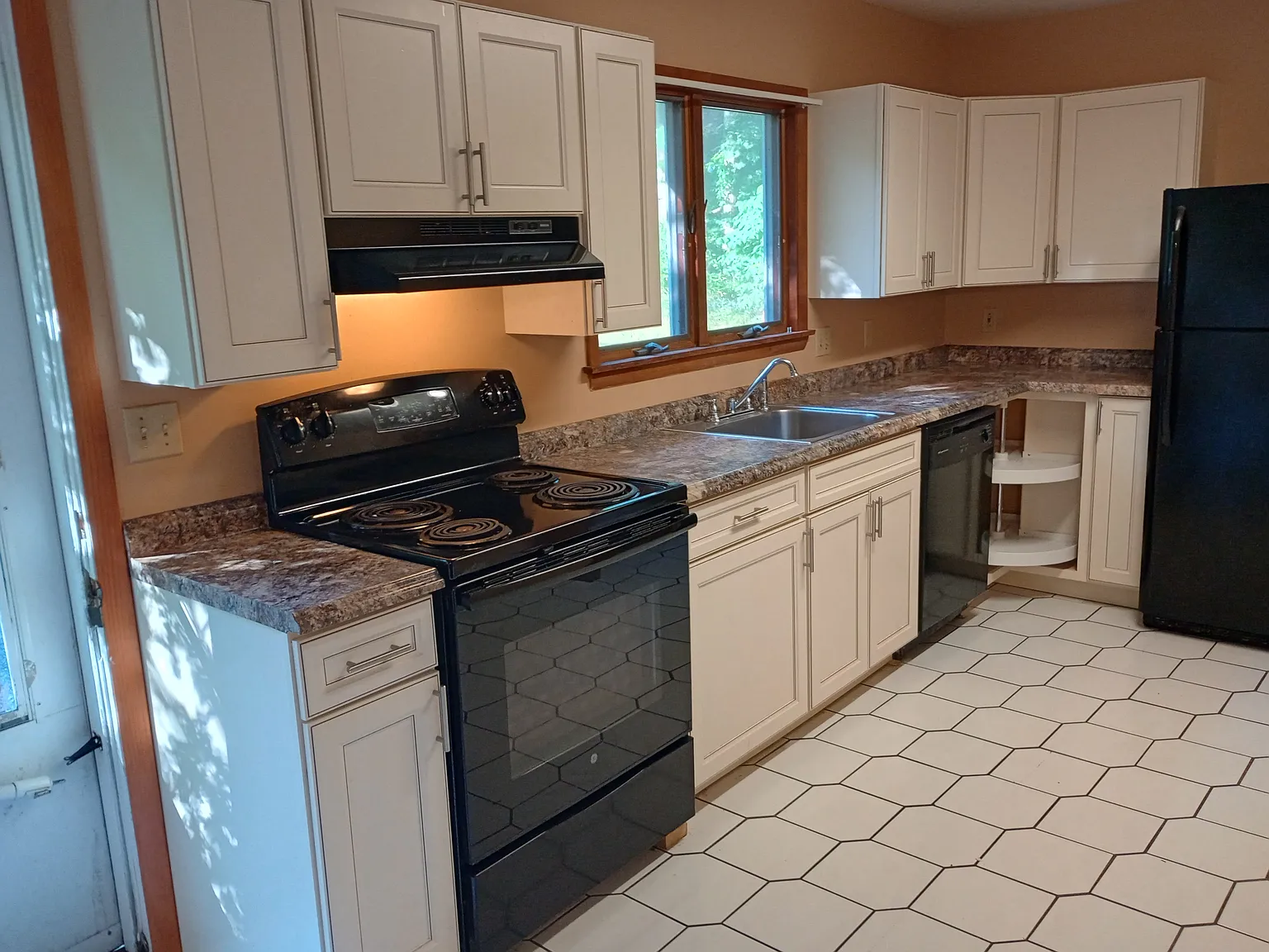 2 bed, 1.5 bath, 1400 sqft, $1,298 — Photo 2
