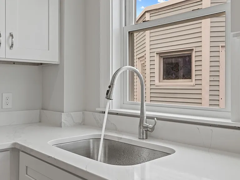 16 Leslie St #2 — Photo 7