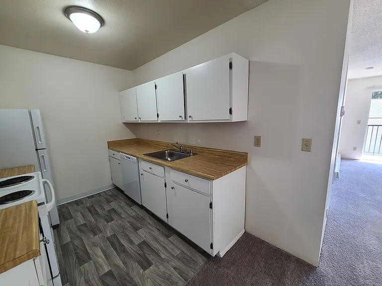 15015 Shoreline Apartments — Photo 27