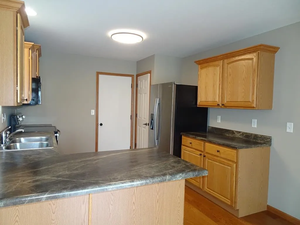 4 bed, 2500 sqft, $2,495 — Photo 4