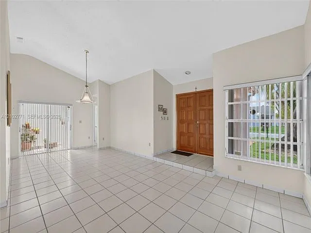 3 bed, 2.0 bath, 1525 sqft, $3,600 — Photo 2