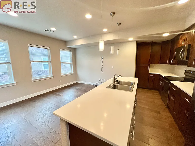 2945 Lawrence St — Photo 4