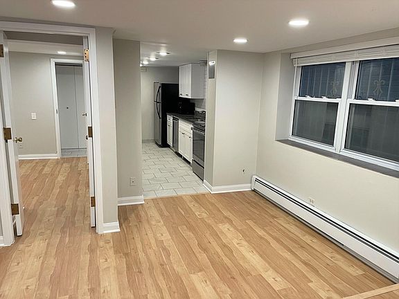 3rd image of 1631 N Hudson Ave #B