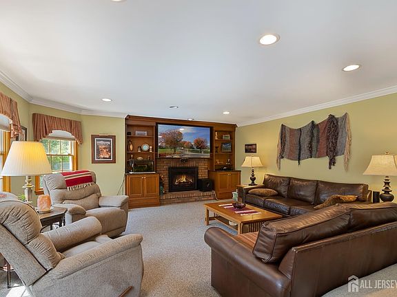 5th image of 1 Hawthorn Rd