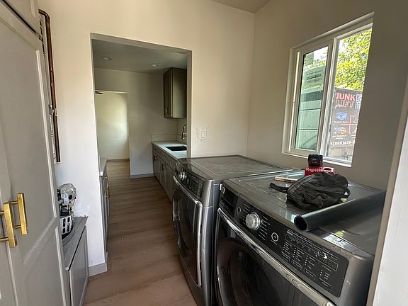 3rd image of 15733 Victory Blvd #15733
