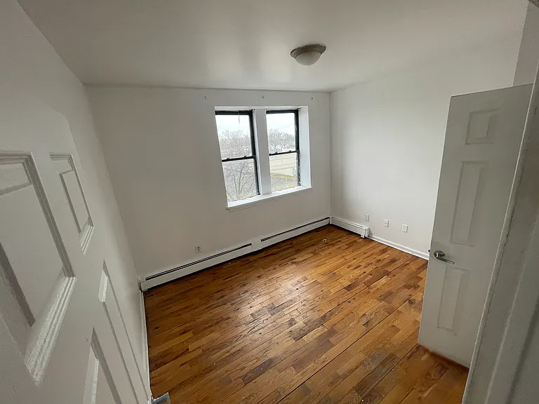 2260 Fairfield Ave #3B — Photo 3