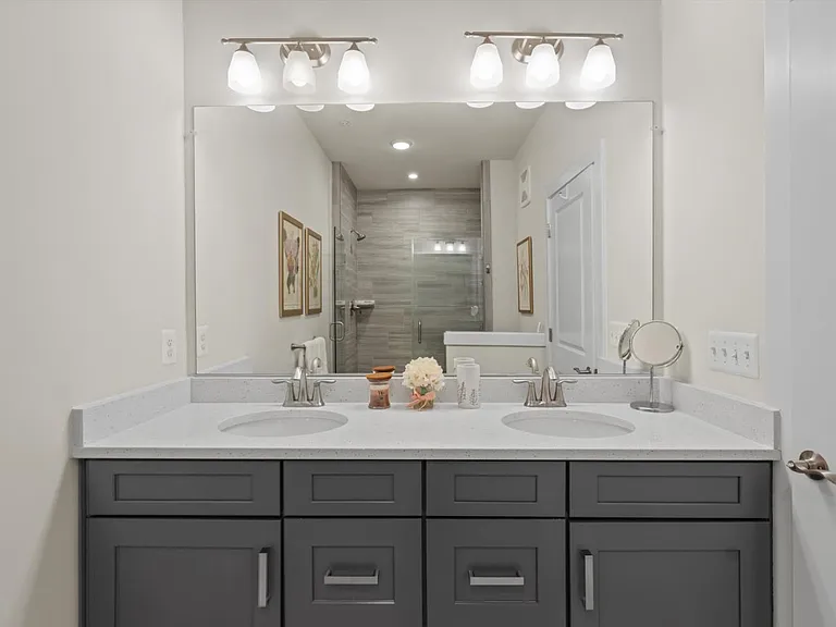 813 Rockwell Ave — Photo 15