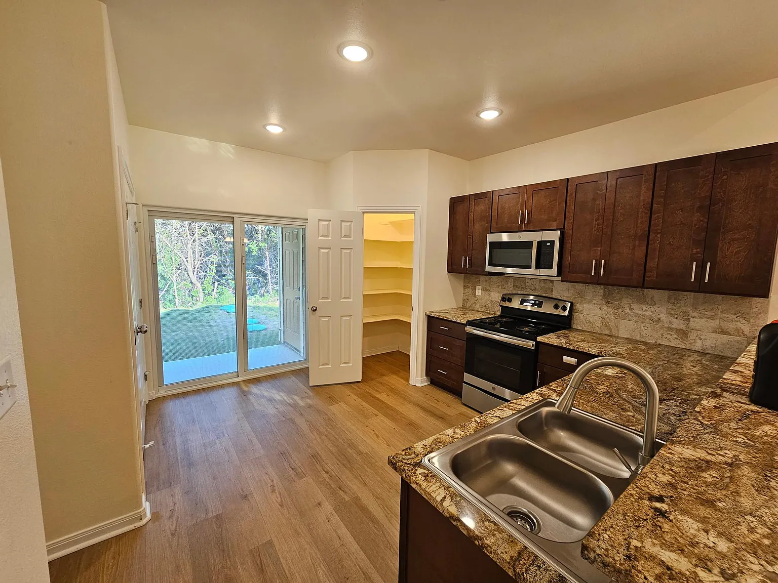 2 bed, 1000 sqft, $1,500 — Photo 4