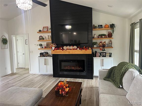 5th image of 1402 Holly Dr