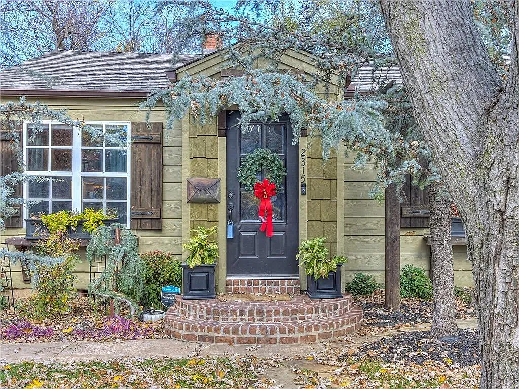3 bed, 1349 sqft, $1,900 — Photo 2