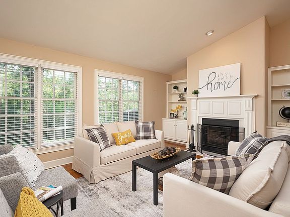 5th image of 10 Acorn Ln NE