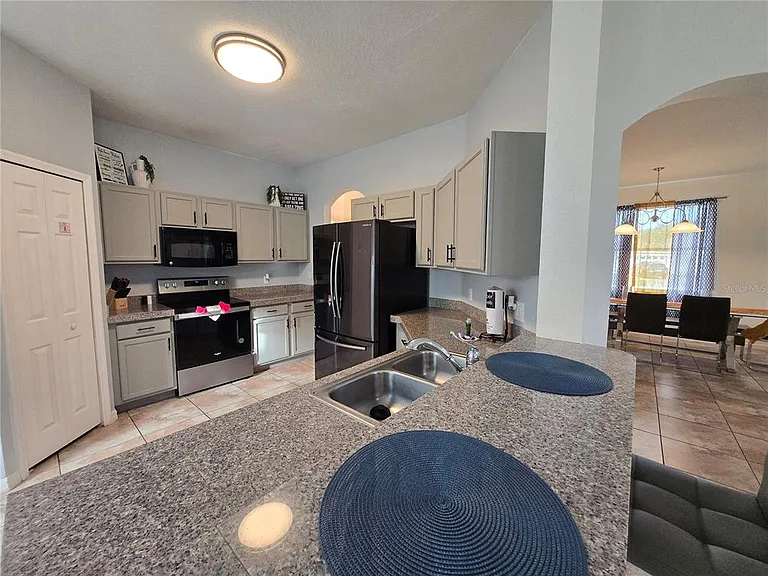 930 Oxford Dr — Photo 7