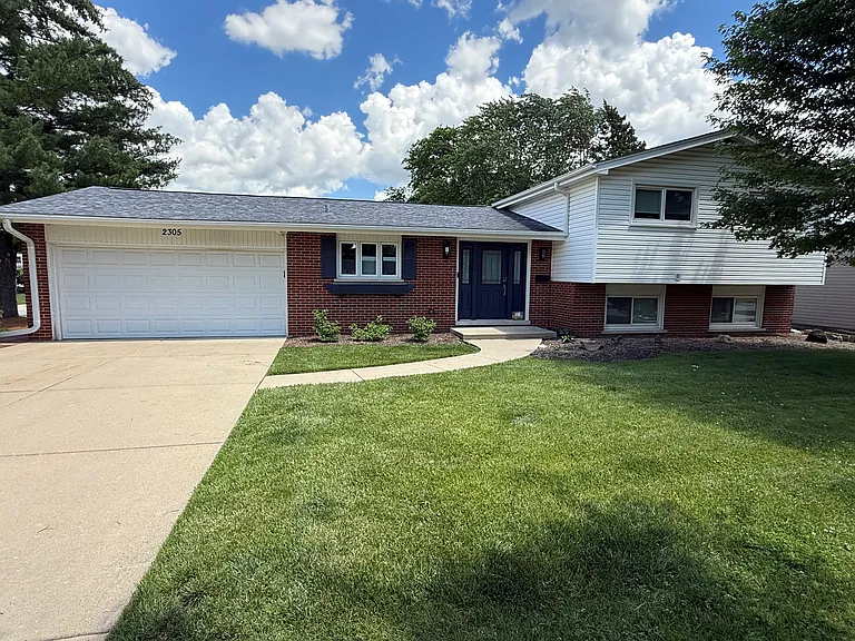 2305 N Williamsburg St — Photo 1