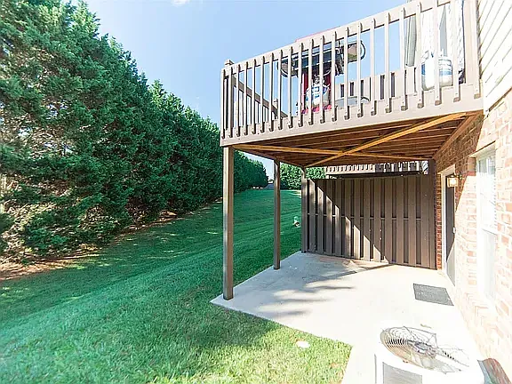 136 Mulberry Cir — Photo 12