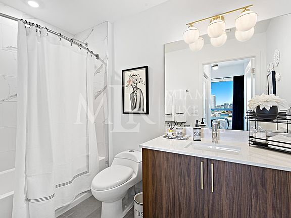 4th image of 118 NW 8th St #103