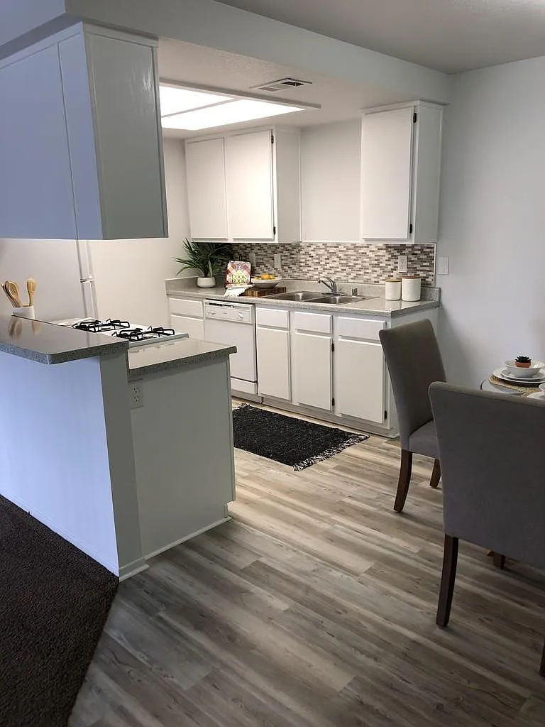 Goodmanor Apartments — Photo 1