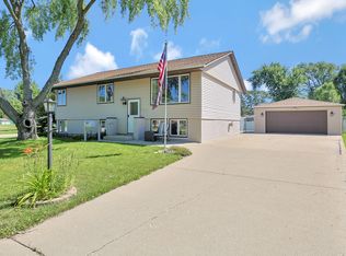 901 Meadow Ln, Streamwood, IL