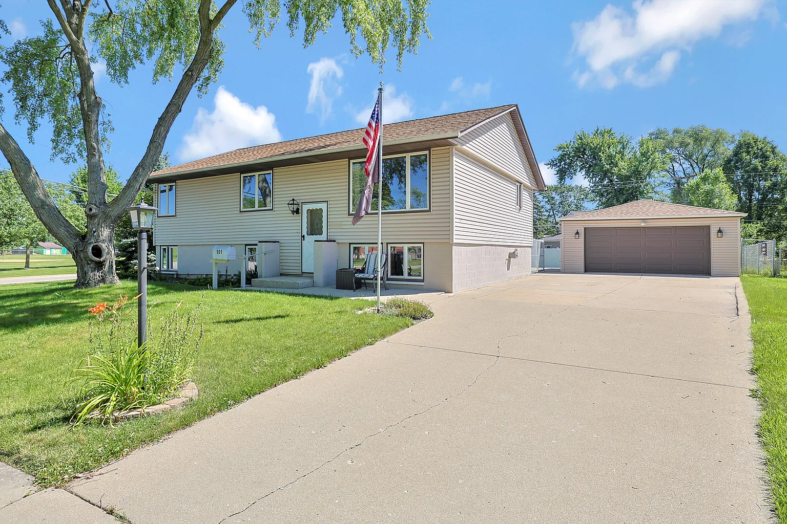 901 Meadow Ln photo 1
