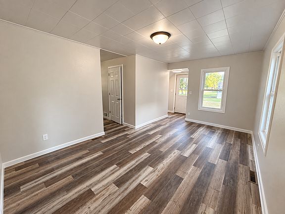 3rd image of 121 7th St SE