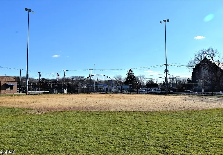 10 Garden Dr #2 — Photo 35