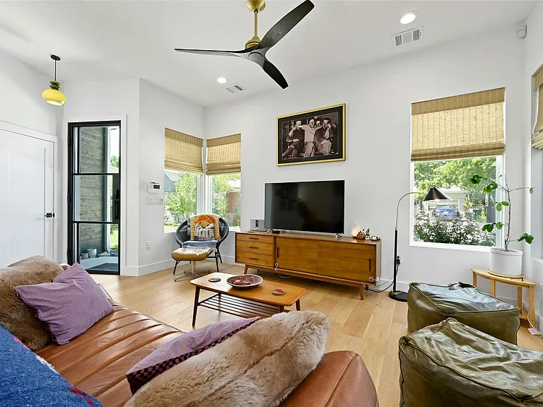 1187 Oak Grove Ave — Photo 5
