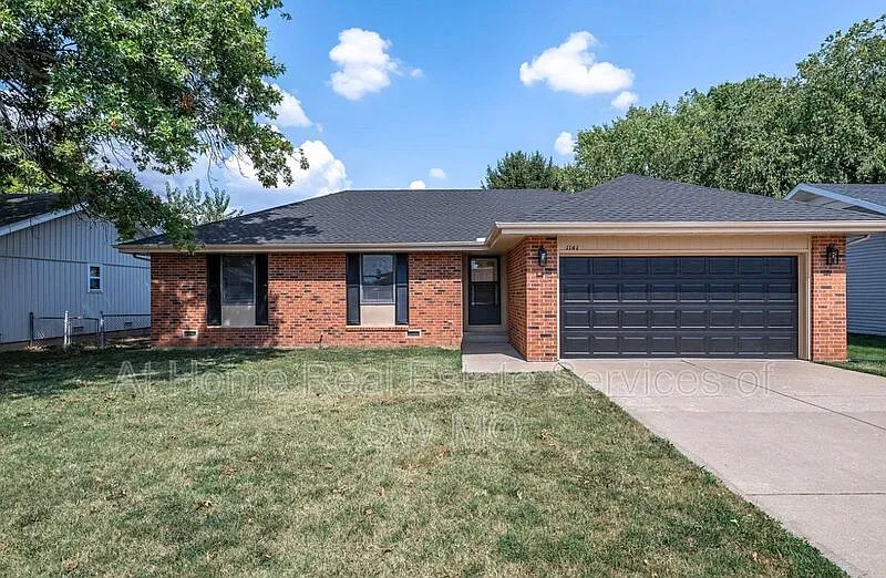 3 bed, 2.0 bath, 1292 sqft, $1,595 — Photo 1