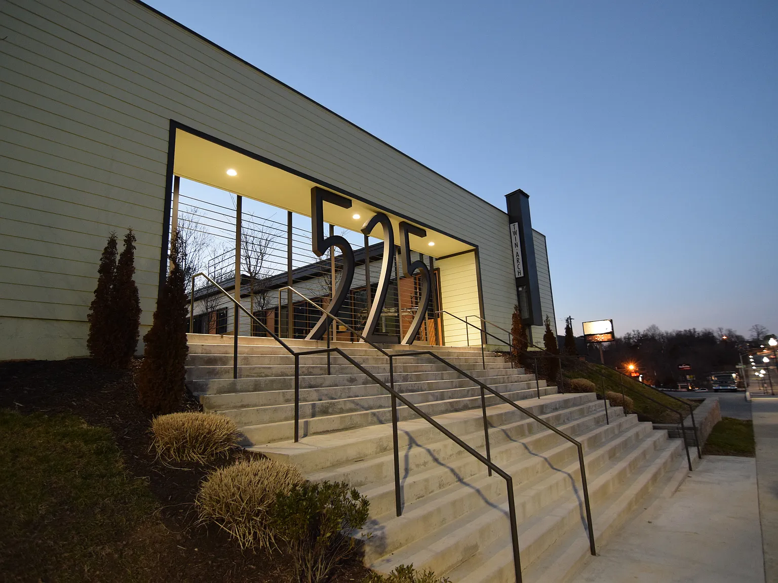 Modern Apartments Close to Work & Play — Photo 3