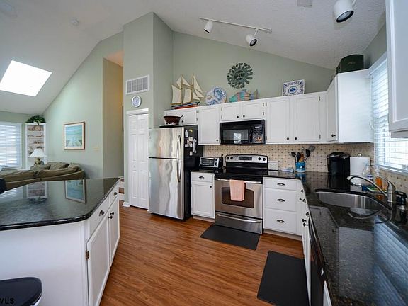 3rd image of 4247 Asbury Ave Floor 2