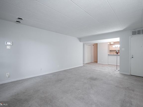 3rd image of 2525 Huntington Ave #18