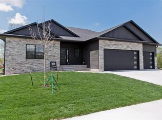 1245 Evelyn Dr, Ely, IA 52227