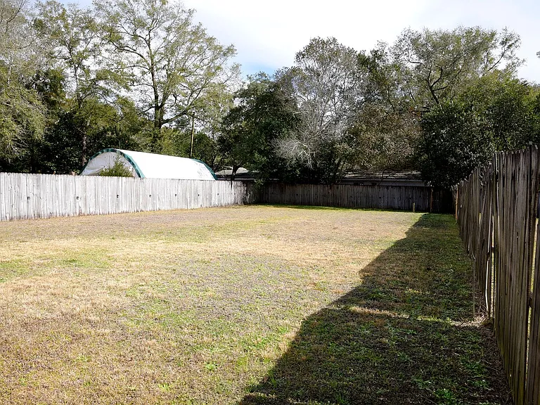 114 Quince Ave — Photo 1