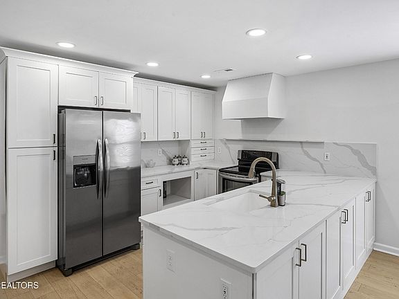 4th image of 642 Farragut Commons Dr