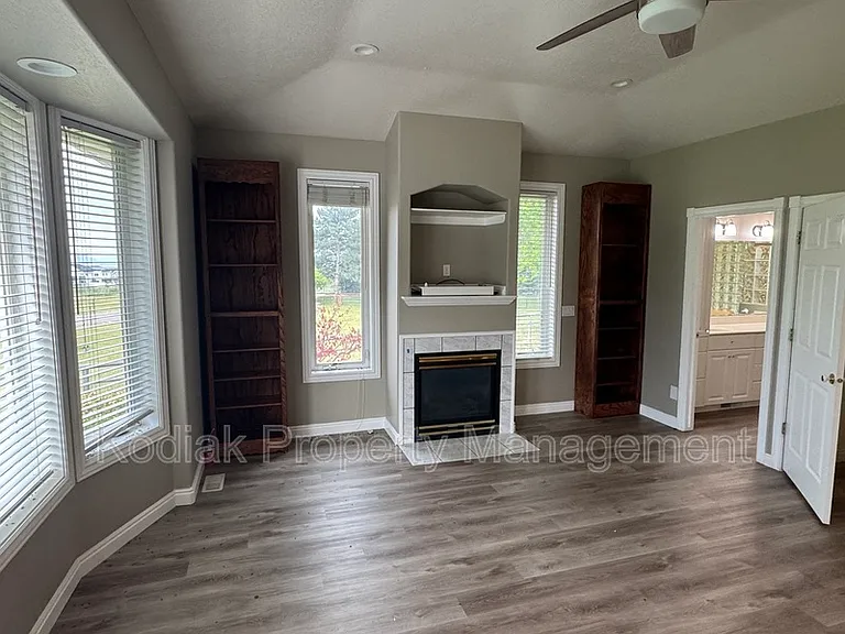 1673 E Webb Way — Photo 9