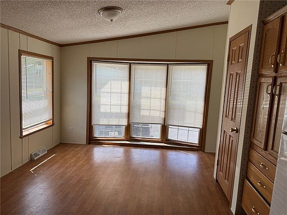 2nd image of 4943 Colonial Cir