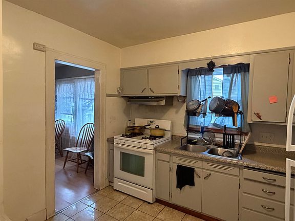 3rd image of 928 Gerald Ave