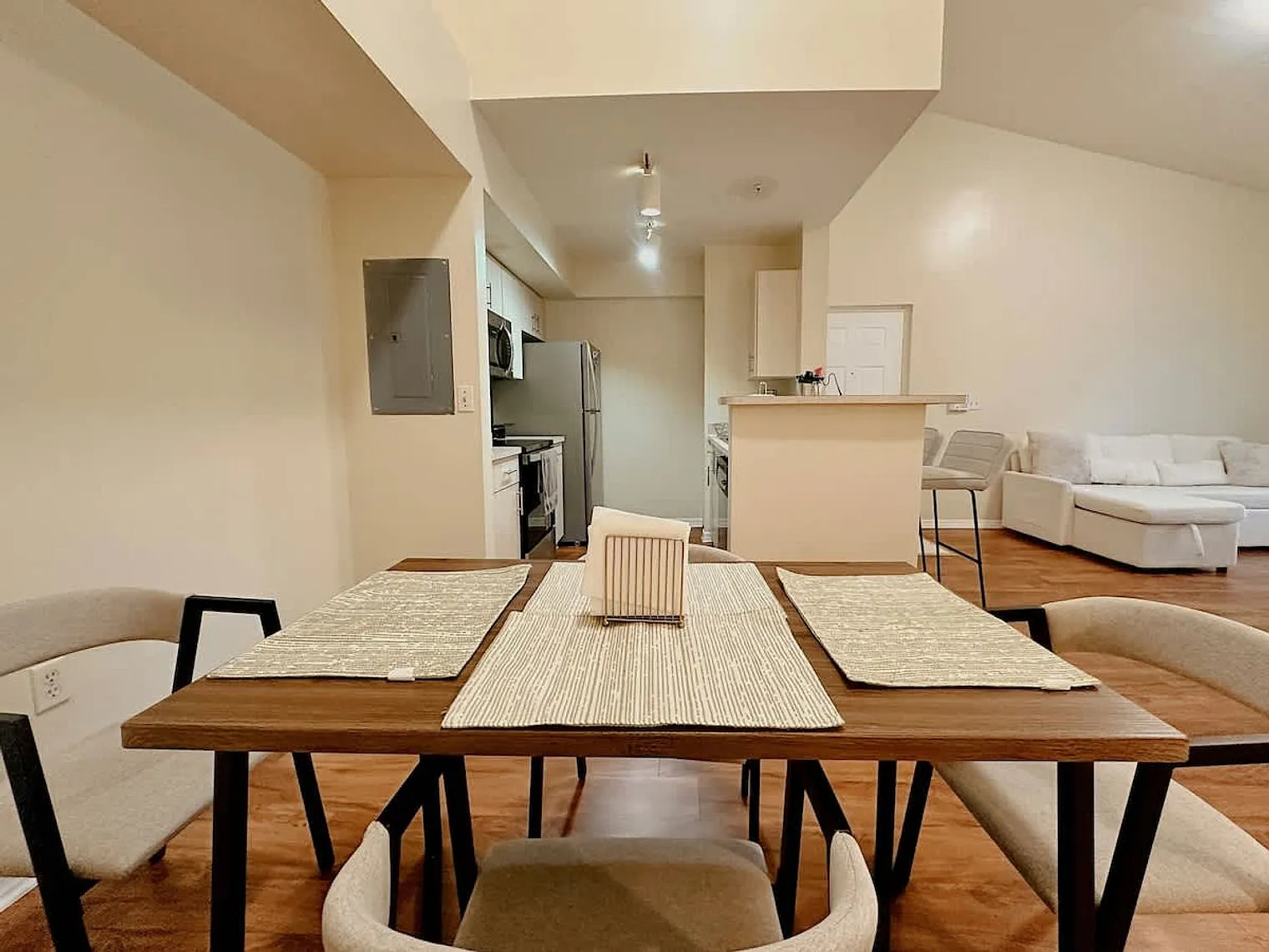 1 bed, 1.0 bath, 818 sqft, $1,991 — Photo 4