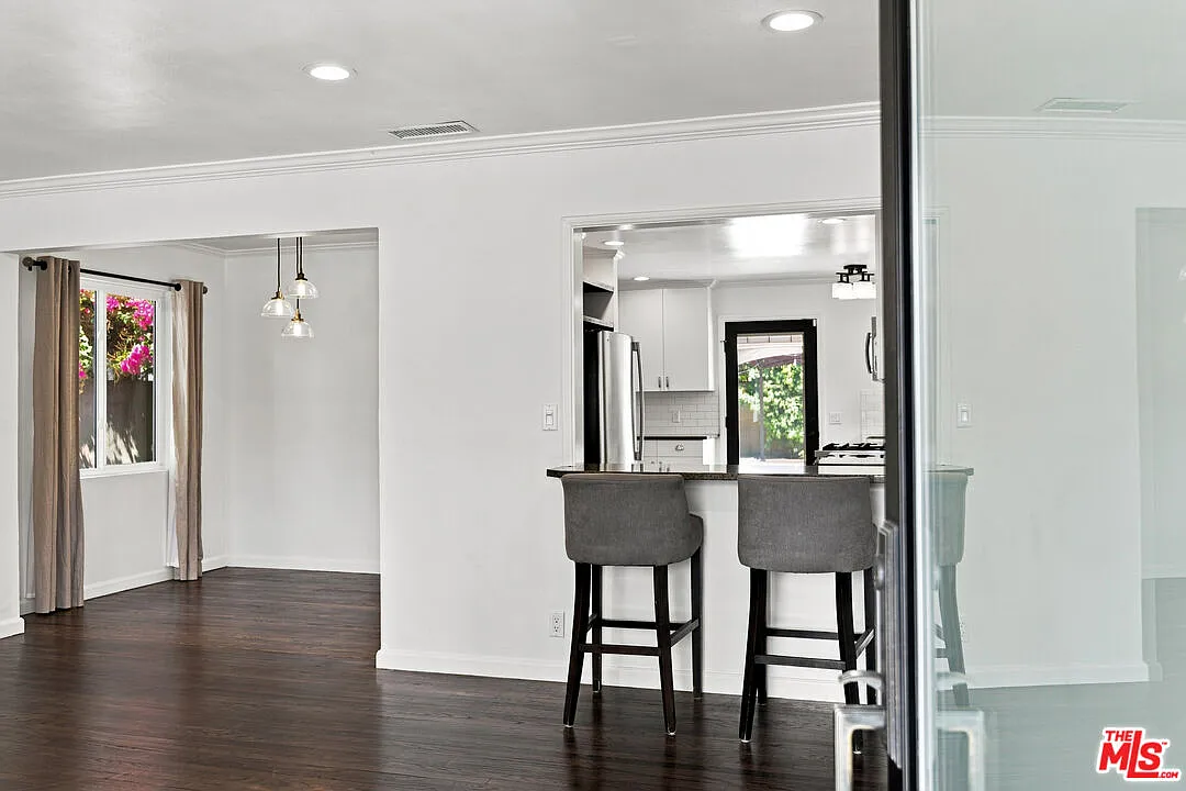 3 bed, 2.0 bath, 1340 sqft, $5,995 — Photo 3